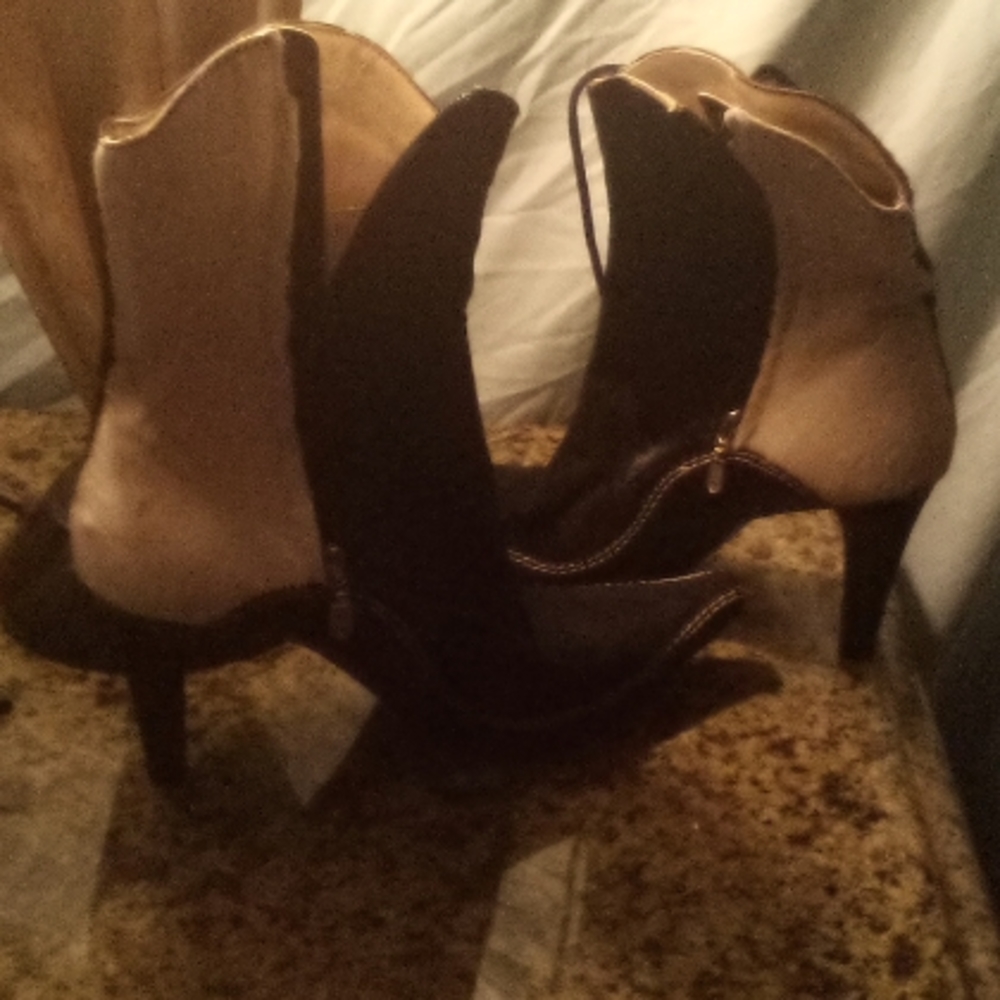 Women's UFFIZI suede boots. Size 10 , brand new